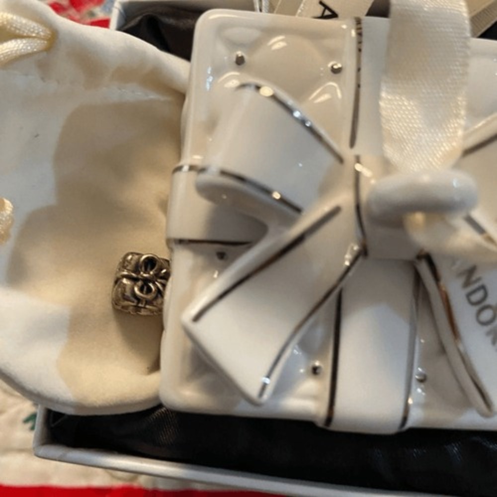 EUC Pandora‎ Unforgettable Moments 2016 Gift Box with Gift Box charm